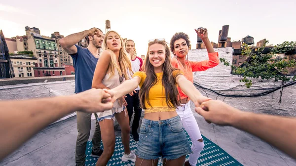 Giovani Felici Che Fanno Una Cena Barbecue Tetto New York — Foto Stock