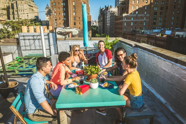 Jovens Felizes Tendo Jantar Churrasco Telhado Nova York Grupo Amigos — Fotografia de Stock