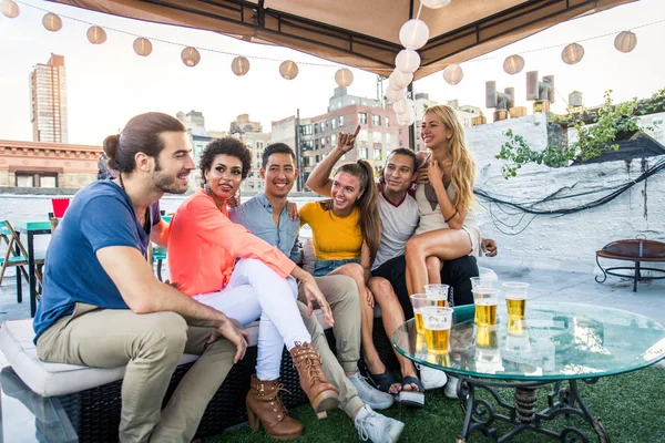 Gelukkig Jongeren Met Een Barbecue Diner Een Dak New York — Stockfoto