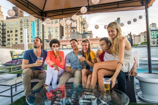 Jóvenes Felices Cenando Una Barbacoa Una Azotea Nueva York Grupo — Foto de Stock