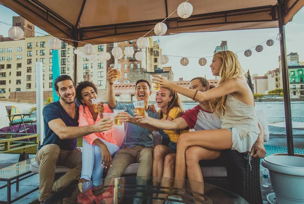 Jovens Felizes Tendo Jantar Churrasco Telhado Nova York Grupo Amigos — Fotografia de Stock