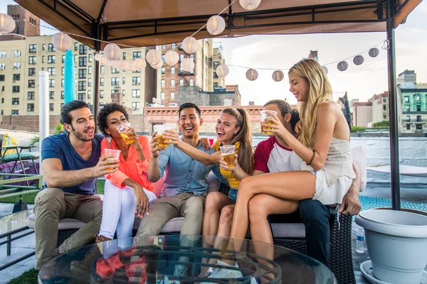 Jovens Felizes Tendo Jantar Churrasco Telhado Nova York Grupo Amigos — Fotografia de Stock