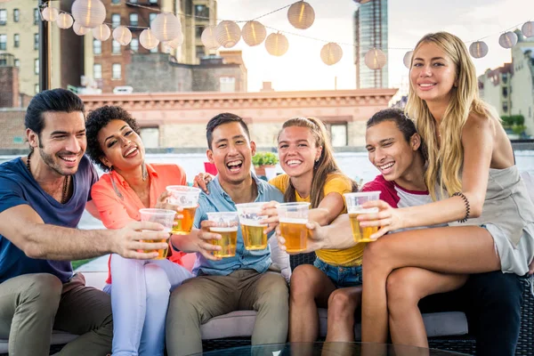 Jovens Felizes Tendo Jantar Churrasco Telhado Nova York Grupo Amigos — Fotografia de Stock