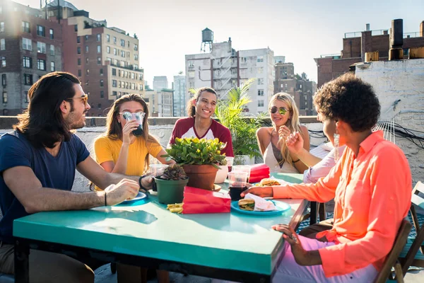 Jeunes Gens Heureux Avoir Dîner Barbecue Sur Toit New York — Photo