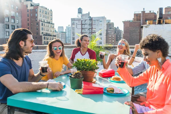 Jeunes Gens Heureux Avoir Dîner Barbecue Sur Toit New York — Photo