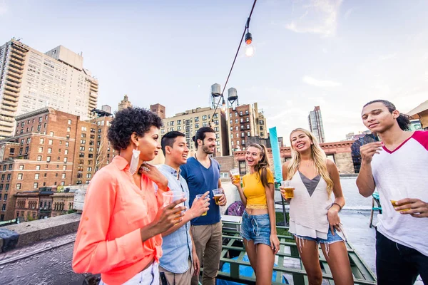 Jovens Felizes Tendo Jantar Churrasco Telhado Nova York Grupo Amigos — Fotografia de Stock