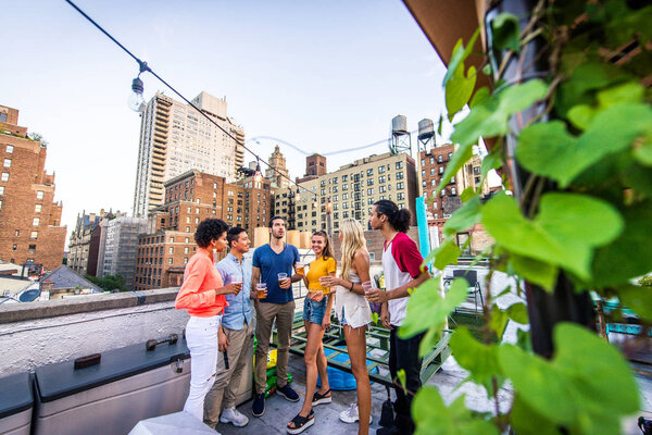 Молодые счастливые люди, ужинающие барбекю на крыше в Нью-Йорке - Группа друзей, весело проводящих время
