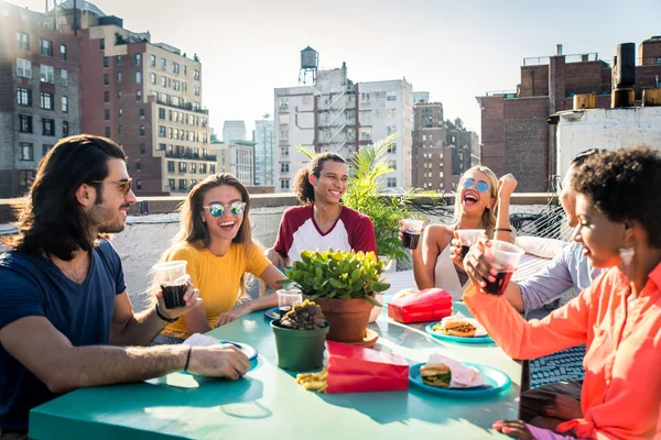 Jeunes Gens Heureux Avoir Dîner Barbecue Sur Toit New York — Photo