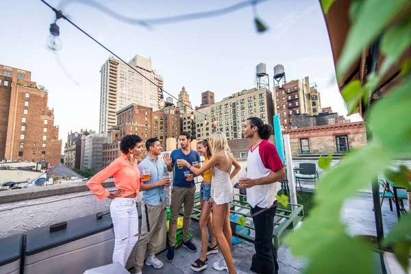 Jovens Felizes Tendo Jantar Churrasco Telhado Nova York Grupo Amigos — Fotografia de Stock