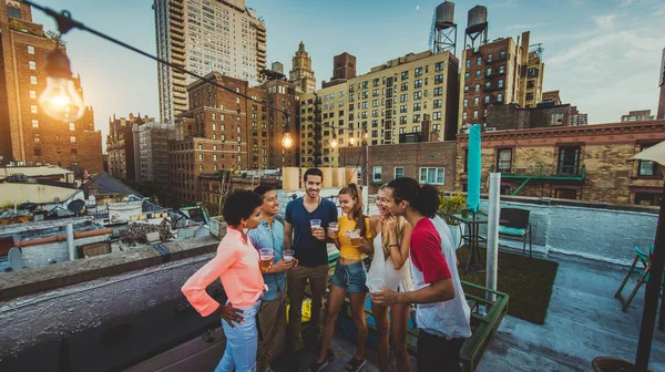 Boldog Fiatalok Akiknek Egy Barbecue Vacsora Tetőn New York Baráti — Stock Fotó