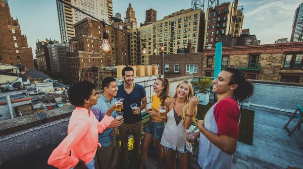 Gelukkig Jongeren Met Een Barbecue Diner Een Dak New York — Stockfoto