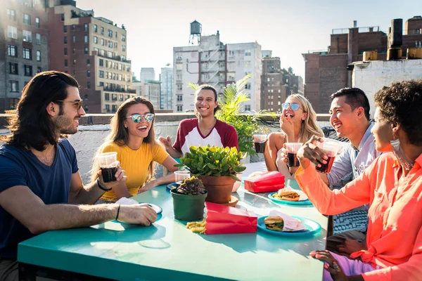 Jeunes Gens Heureux Avoir Dîner Barbecue Sur Toit New York — Photo