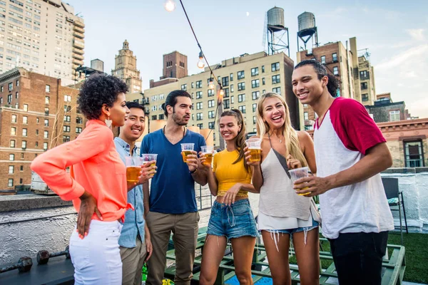 Jovens Felizes Tendo Jantar Churrasco Telhado Nova York Grupo Amigos — Fotografia de Stock