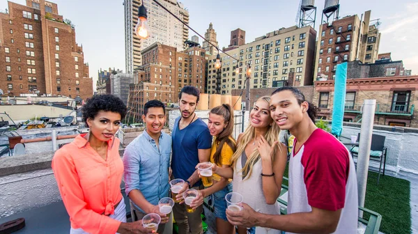 Jeunes Gens Heureux Avoir Dîner Barbecue Sur Toit New York — Photo