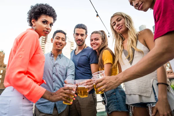 Jóvenes Felices Cenando Una Barbacoa Una Azotea Nueva York Grupo —  Fotos de Stock