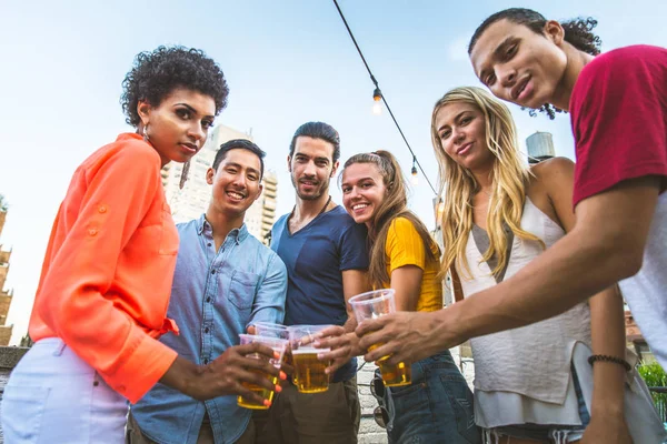 Jovens Felizes Tendo Jantar Churrasco Telhado Nova York Grupo Amigos — Fotografia de Stock