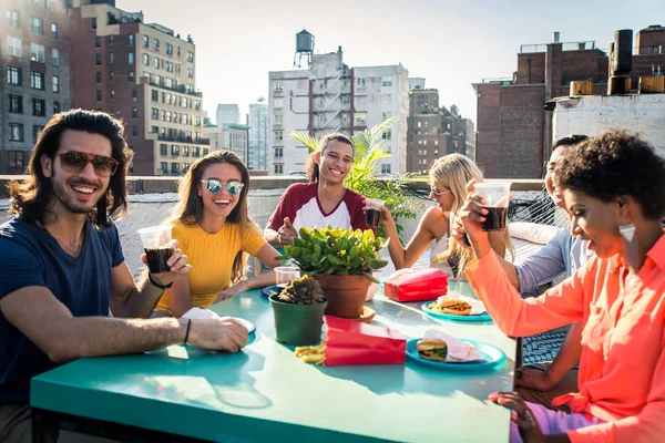 Jeunes Gens Heureux Avoir Dîner Barbecue Sur Toit New York — Photo