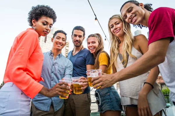 Jóvenes Felices Cenando Una Barbacoa Una Azotea Nueva York Grupo —  Fotos de Stock