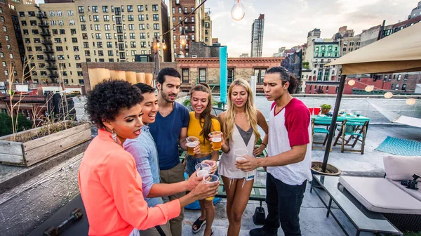 Jovens Felizes Tendo Jantar Churrasco Telhado Nova York Grupo Amigos — Fotografia de Stock