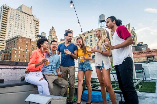 Giovani Felici Che Fanno Una Cena Barbecue Tetto New York — Foto Stock