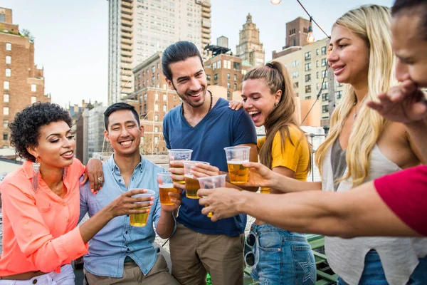 Jóvenes Felices Cenando Una Barbacoa Una Azotea Nueva York Grupo —  Fotos de Stock