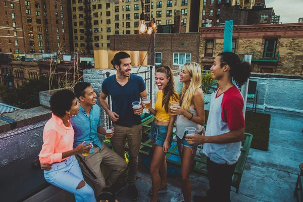 Jóvenes Felices Cenando Una Barbacoa Una Azotea Nueva York Grupo —  Fotos de Stock