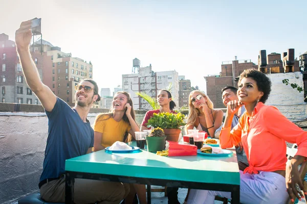Молодые Счастливые Люди Ужинающие Барбекю Крыше Нью Йорке Группа Друзей — стоковое фото