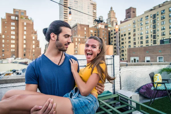 Mutlu Gençler New York Parti Eğlenerek Arkadaş Grubu Bir Çatıda — Stok fotoğraf