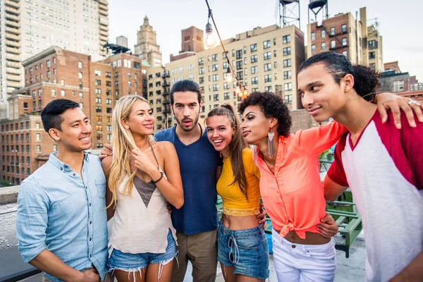 Jovens Felizes Tendo Jantar Churrasco Telhado Nova York Grupo Amigos — Fotografia de Stock