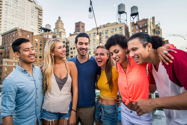 Mladí Šťastní Lidé Grilováním Střeše New Yorku Skupina Přátel Párty — Stock fotografie