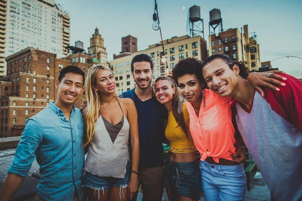 在纽约的屋顶上吃烧烤晚餐的年轻人 一群朋友在聚会和开心 — 图库照片