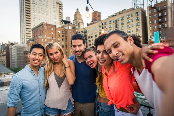 Jóvenes Felices Cenando Una Barbacoa Una Azotea Nueva York Grupo —  Fotos de Stock