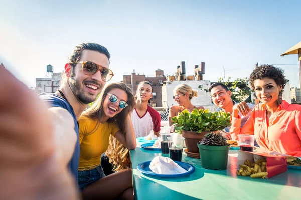 Jeunes Gens Heureux Avoir Dîner Barbecue Sur Toit New York — Photo