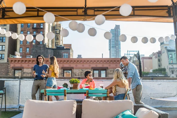 Jeunes Gens Heureux Avoir Dîner Barbecue Sur Toit New York — Photo