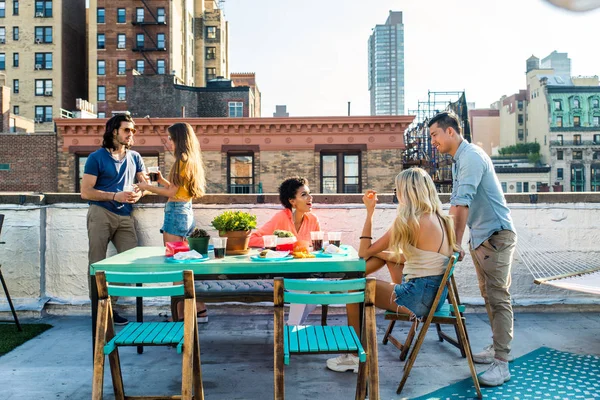 Jovens Felizes Tendo Jantar Churrasco Telhado Nova York Grupo Amigos — Fotografia de Stock