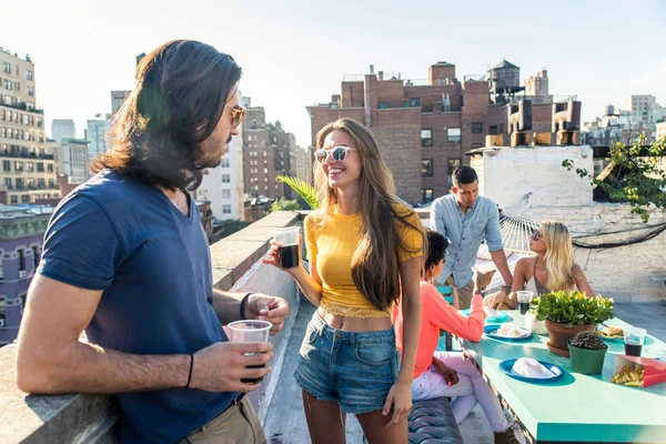 Jovens Felizes Tendo Jantar Churrasco Telhado Nova York Grupo Amigos — Fotografia de Stock