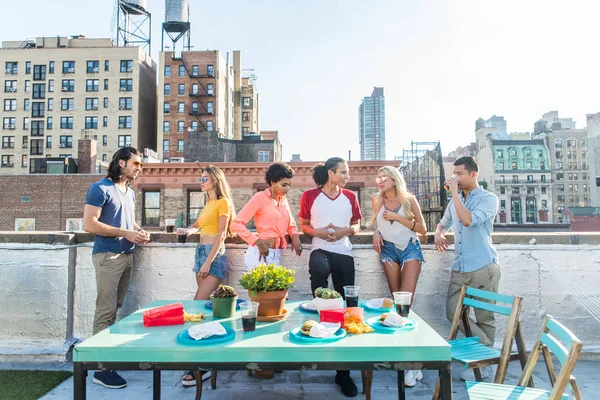 Jóvenes Felices Cenando Una Barbacoa Una Azotea Nueva York Grupo — Foto de Stock