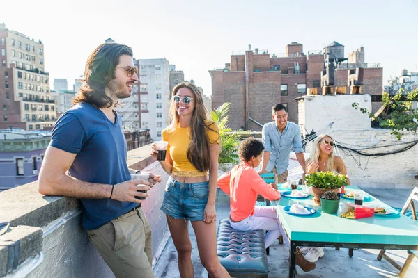 Jóvenes Felices Cenando Una Barbacoa Una Azotea Nueva York Grupo — Foto de Stock