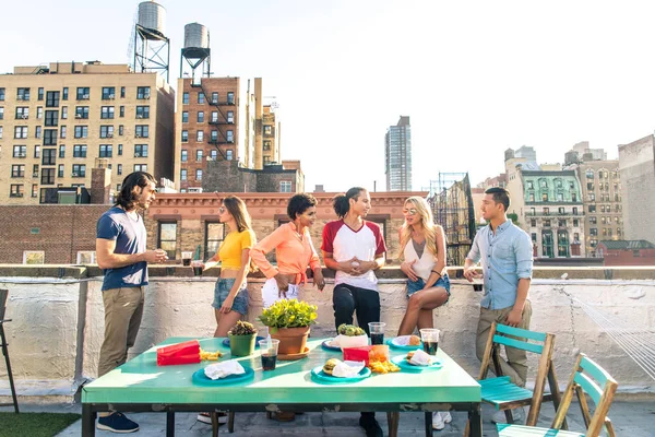 Молодые Счастливые Люди Ужинающие Барбекю Крыше Нью Йорке Группа Друзей — стоковое фото