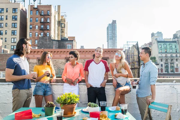 在纽约的屋顶上吃烧烤晚餐的年轻人 一群朋友在聚会和开心 — 图库照片