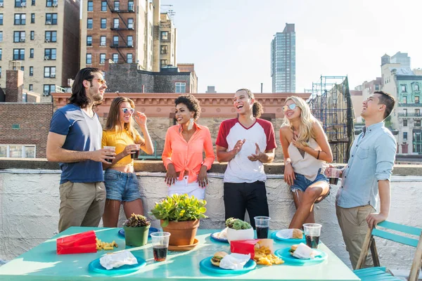 Giovani Felici Che Fanno Una Cena Barbecue Tetto New York — Foto Stock