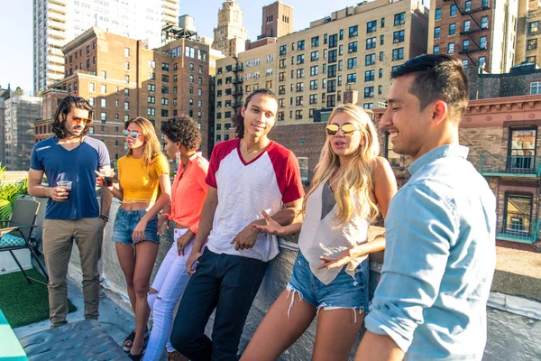 Młodzi Ludzie Szczęśliwi Obiad Grill Dachu Nowym Jorku Grupa Przyjaciół — Zdjęcie stockowe