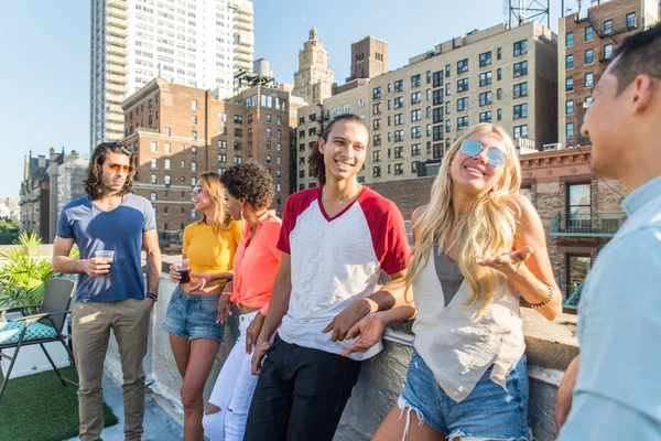 Jóvenes Felices Cenando Una Barbacoa Una Azotea Nueva York Grupo — Foto de Stock