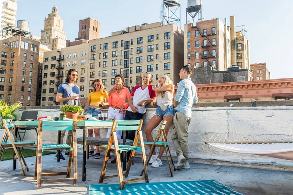 Jóvenes Felices Cenando Una Barbacoa Una Azotea Nueva York Grupo — Foto de Stock