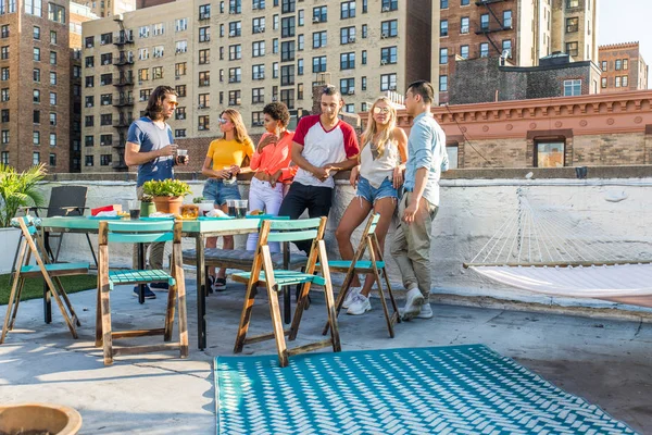 Gelukkig Jongeren Met Een Barbecue Diner Een Dak New York — Stockfoto