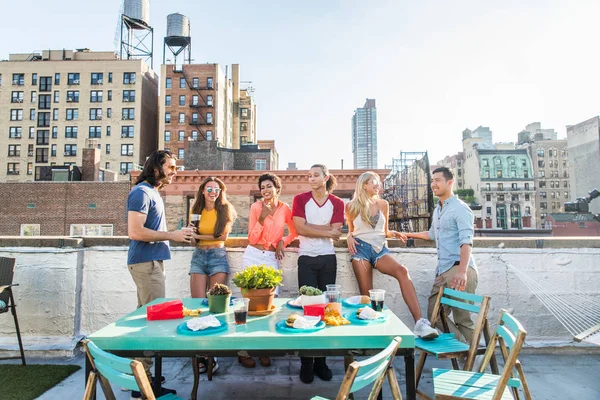 Młodzi Ludzie Szczęśliwi Obiad Grill Dachu Nowym Jorku Grupa Przyjaciół — Zdjęcie stockowe