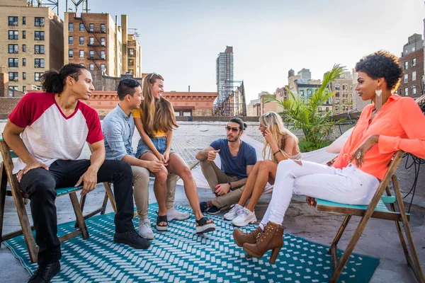 Jeunes Gens Heureux Avoir Dîner Barbecue Sur Toit New York — Photo