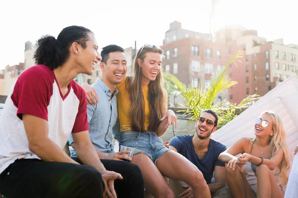 Glada Ungdomar Att Grillmiddag Ett Hustak New York Grupp Vänner — Stockfoto