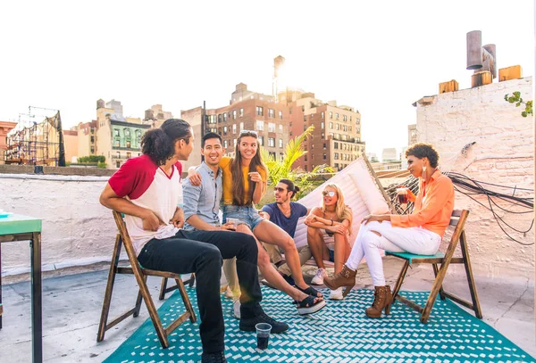 Jóvenes Felices Cenando Una Barbacoa Una Azotea Nueva York Grupo — Foto de Stock