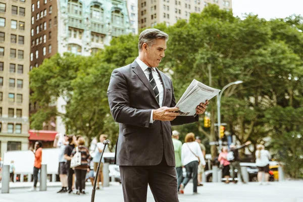 Старший Корпоративный Менеджер Элегантным Костюмом Открытом Воздухе Бизнесмен Нью Йорке — стоковое фото